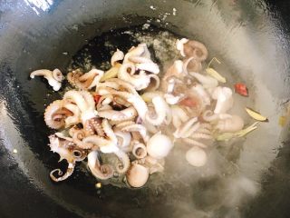 10、辣味咖喱小章鱼(八爪鱼),倒入章鱼爆炒1分钟。