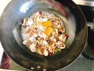 11、辣味咖喱小章鱼(八爪鱼),倒入1碗水,并放入2片咖喱块。