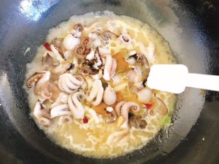 12、辣味咖喱小章鱼(八爪鱼),随即加入半勺盐、半勺糖。