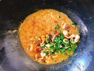 14、辣味咖喱小章鱼(八爪鱼),炒至咖喱粘稠,放入葱叶翻炒10秒出锅。