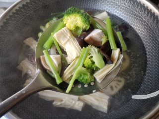 6、麻辣香锅——麻辣界的扛把子,焯好的食材沥水捞出备用。