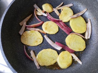 12、麻辣香锅——麻辣界的扛把子,煎至土豆片和洋葱外表微黄，土豆片有透明感即可盛出备用。