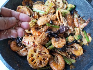 20、麻辣香锅——麻辣界的扛把子,翻炒均匀后撒上芝麻。