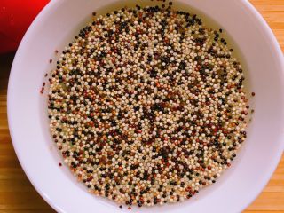 1、牛排藜麦沙拉????,洗藜麦，洗三遍滤网过滤，泡藜麦，1小时——2小时，泡更久都行，会看到发出的小芽????，煮15分钟关火滤水待凉，此时会看到很多小芽都出来啦，品质好的出芽率高！????????????