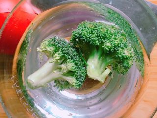 3、牛排藜麦沙拉????,西兰花营养丰富，但容易农药残留，一定要用蔬果清洁剂或者食盐浸泡十分钟，再开盖沸水煮两分钟，不要焖煮！捞起泡冷水降温滤起待凉。