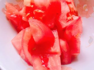 5、牛排藜麦沙拉????,番茄????切好，用煮????玉米的水煮温泉鸡蛋♨????，鸡蛋洗干净，放入沸水开盖煮三分钟时间到立马关火盖上锅盖焖三分钟，然后泡凉水冷却，剥壳（轻点）待用。