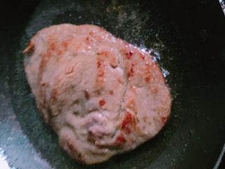 6、牛排藜麦沙拉????,煎牛排！就是普通的超市买的快手牛排，可根据自己口味➕黑椒，我不喜欢，所以什么都没加，黄油或者玉米油煎熟即可。