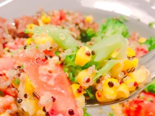 9、牛排藜麦沙拉????,根据自己喜好，自己调制意式油醋汁或者其他现成沙拉????酱汁，推荐日本Kewpie丘比深煎芝麻沙拉汁，混合之后，一叉下去，什么都有，口感丰富又有层次，大大的清爽感满足感！????????‍????