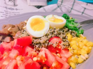 10、牛排藜麦沙拉????,这个份量，我吃了两餐，牛排还可以用鸡胸肉代替，其实不加肉也挺好吃。????????????如果家里有紫薯就完美啦！！！✌️