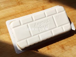 2、茄汁金银豆腐,豆腐要想倒出来完整，记得把豆腐盒的角削掉一点点，让空气流通进去，再把盒轻轻拿掉。