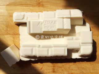 4、茄汁金银豆腐,然后把豆腐切块，不要切太小。