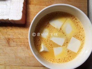 6、茄汁金银豆腐,把切成块的豆腐放进去。