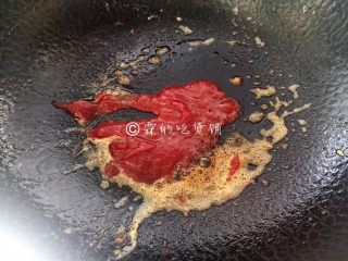 9、茄汁金银豆腐,锅里留底油，放入番茄沙司翻炒。