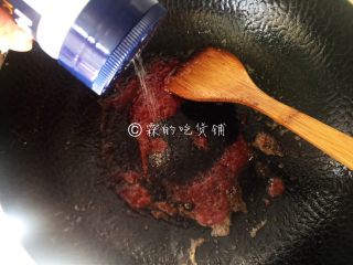 11、茄汁金银豆腐,撒一点点盐。