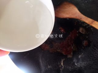 12、茄汁金银豆腐,再倒入小半碗水，搅匀。