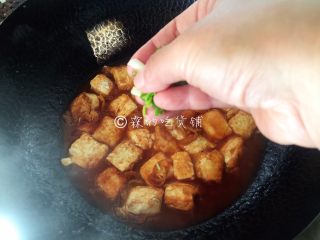 13、茄汁金银豆腐,最后放入豆腐块，稍微炖上一分钟左右，让它入入味，出锅前撒上些许小葱。