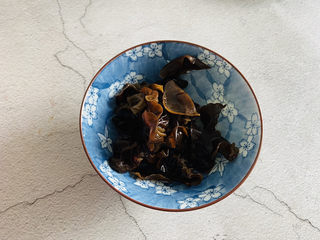 3、腐竹拌芹菜,黑木耳提前泡软并清洗干净