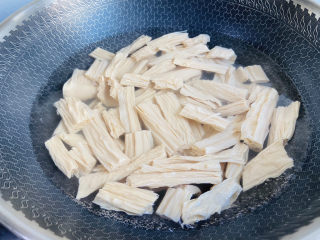 8、腐竹拌芹菜,锅中加入清水大火烧开,放入腐竹焯烫三分钟