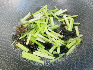 11、腐竹拌芹菜,放入芹菜焯烫一分钟