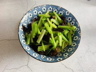 14、腐竹拌芹菜,放入芹菜、黑木耳