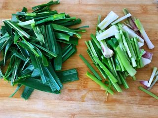 3、#猪五花肉#胡萝卜回锅肉,蒜苗切段，根部和叶子分开放置，方便炒的时候用。