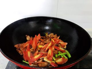 7、#猪五花肉#胡萝卜回锅肉,加入胡萝卜继续翻炒半分钟左右。