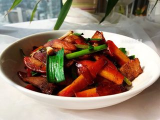 9、#猪五花肉#胡萝卜回锅肉,香味扑鼻的胡萝卜炒回锅肉就好了。