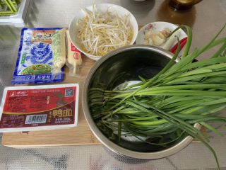 1、香辣鸭血,食材合照：鸭血一盒，玉子豆腐两袋，海带丝一袋，绿豆芽一小碗，韭菜一小把，蒜四瓣，姜一小块，葱白一段，小米辣两个