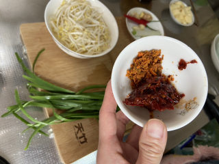 2、香辣鸭血,还需要郫县豆瓣酱一汤匙，麻辣火锅底料一小块