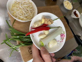 3、香辣鸭血,姜搓洗干净，蒜剥皮，葱白洗净，小米辣洗净
