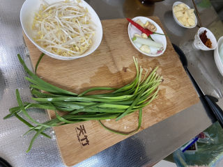 4、香辣鸭血,韭菜择好洗净