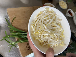 5、香辣鸭血,绿豆芽洗净