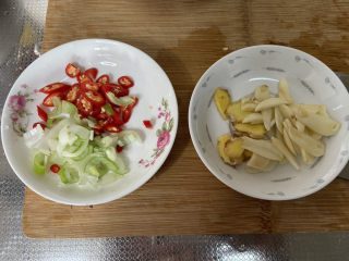 6、香辣鸭血,改刀：葱白切末，小米辣切小圈，姜切片，蒜切片