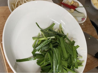 7、香辣鸭血,韭菜切段