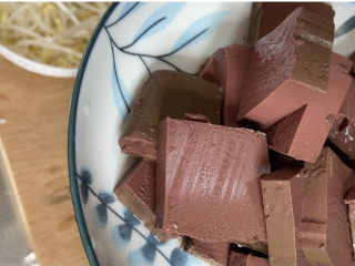 8、香辣鸭血,鸭血切块