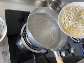 11、香辣鸭血,坐锅烧水，水开下绿豆芽，烫十几秒