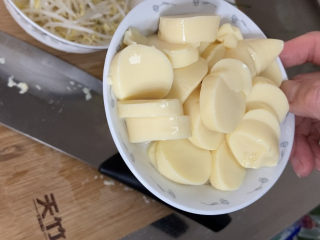 9、香辣鸭血,玉子豆腐一切为二，去掉包装，切块