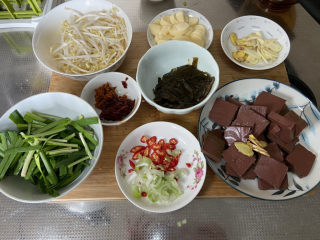 10、香辣鸭血,全部食材准备好