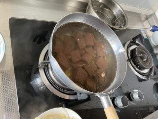 13、香辣鸭血,下鸭血