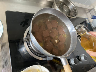 14、香辣鸭血,淋一茶匙料酒，煮开再煮一分钟