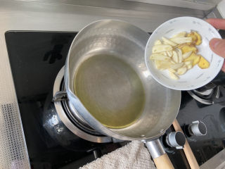 16、香辣鸭血,热锅冷油，下姜片蒜片，小火煸香