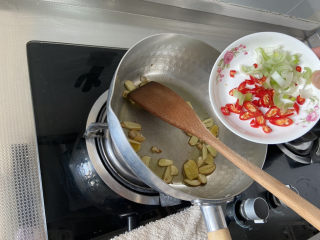 17、香辣鸭血,下葱白小米辣，小火煸香