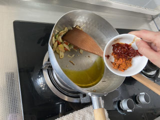 18、香辣鸭血,下郫县豆瓣酱火锅底料，小火炒化炒出红油