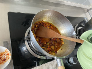 19、香辣鸭血,加入适量开水