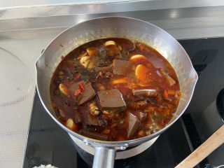 26、香辣鸭血,小火炖煮四五分钟入味，尝下咸淡，因为郫县豆瓣酱生抽海带丝等都有咸味，我没有再加盐