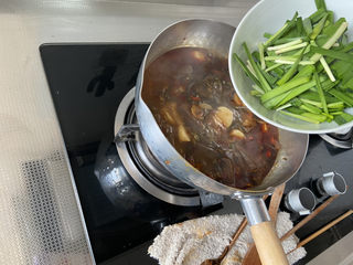 27、香辣鸭血,转大火，稍微收汁，出锅前加韭菜段，十来秒即可出锅。