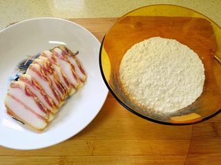 1、四川腊肉煎饼,准备好食材，这腊肉我是一切为二的。