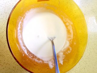 2、四川腊肉煎饼,调制面糊。