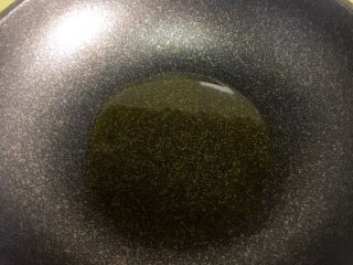 3、四川腊肉煎饼,不粘锅内放少许油。