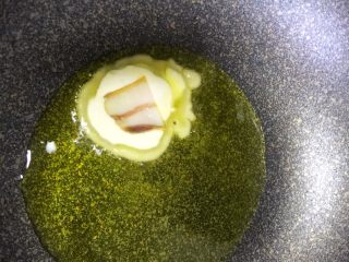 4、四川腊肉煎饼,开小火，放一小勺面糊平铺锅底，面糊上放入一片腊肉。